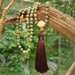 Mala med Serpentin, träpärlor och brun tassel 84 cm