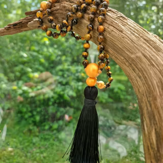 Mala med Tigeröga och träpärlor 98 cm