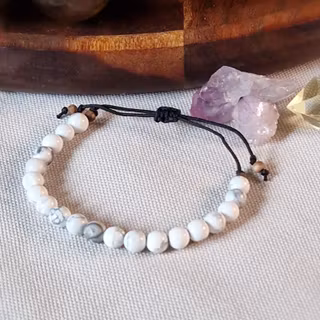 Armband med Howlite och träpärlor i makrame, Onesize XS-L