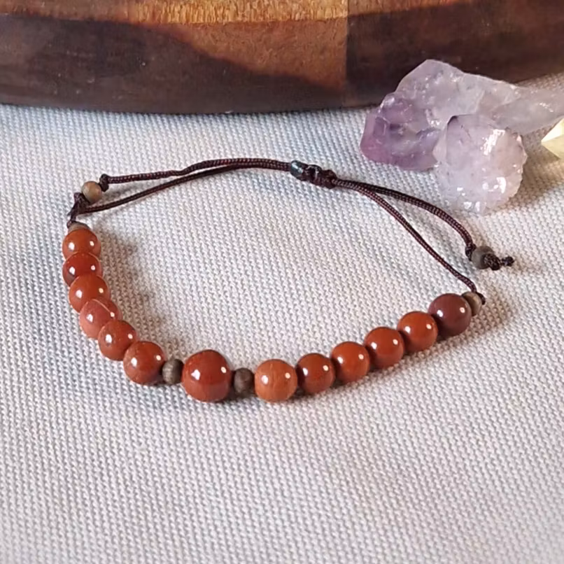 Armband med Röd jaspis och träpärlor i makrame, Onesize XS-L
