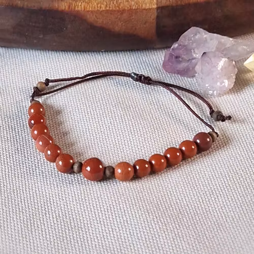 Armband med Röd jaspis och träpärlor i makrame, Onesize XS-L