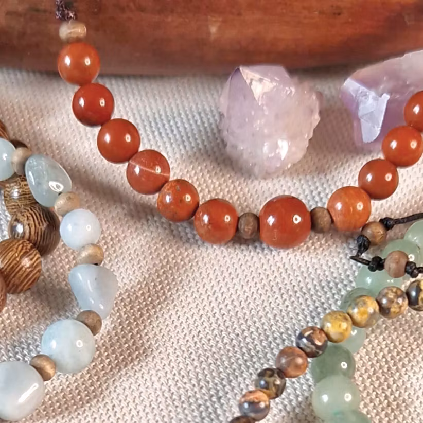 Armband med Röd jaspis och träpärlor i makrame, Onesize XS-L