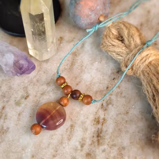 Ställbart Halsband, Regnbågsfluorit och sandelträ i makrame, Onesize