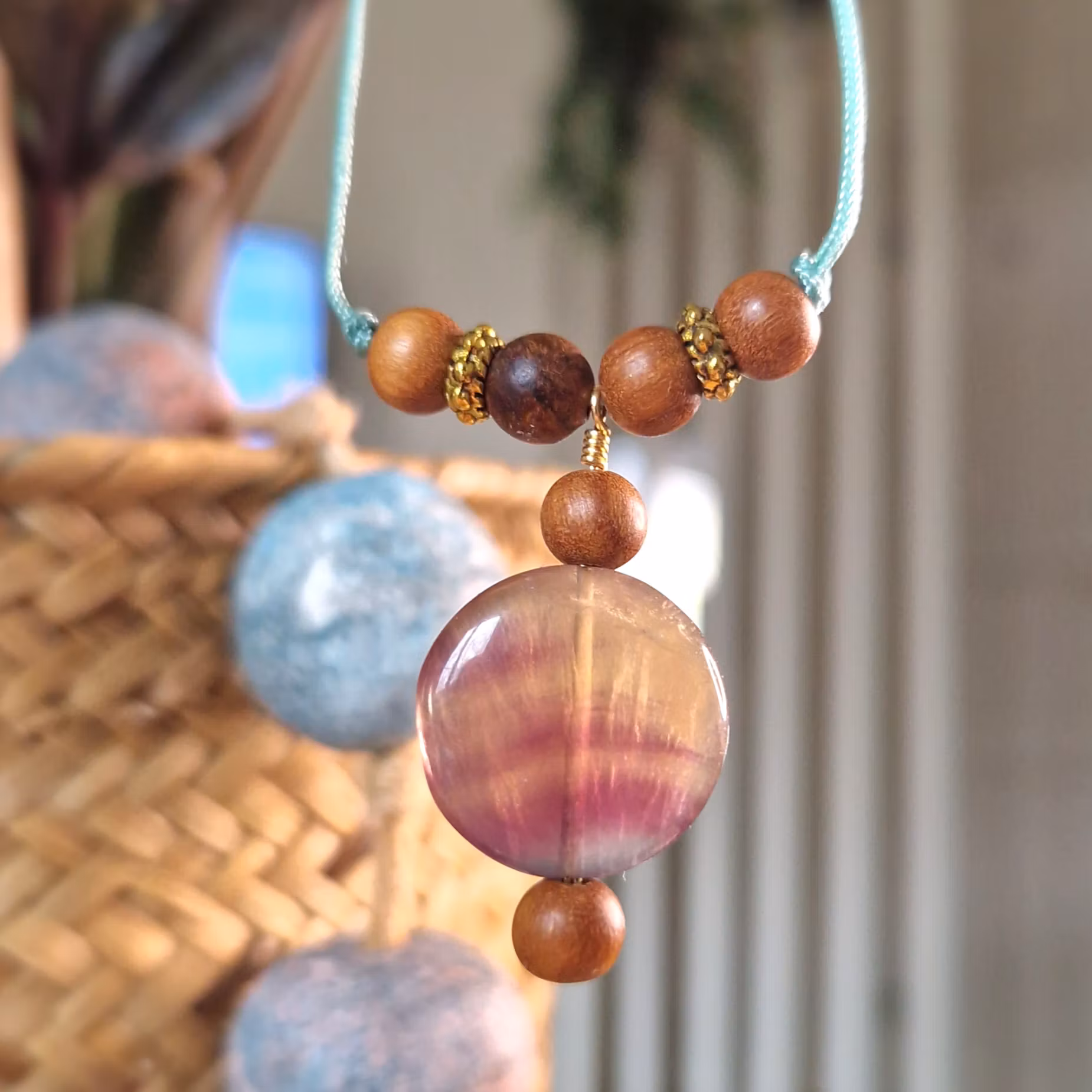 Ställbart Halsband, Regnbågsfluorit och sandelträ i makrame, Onesize