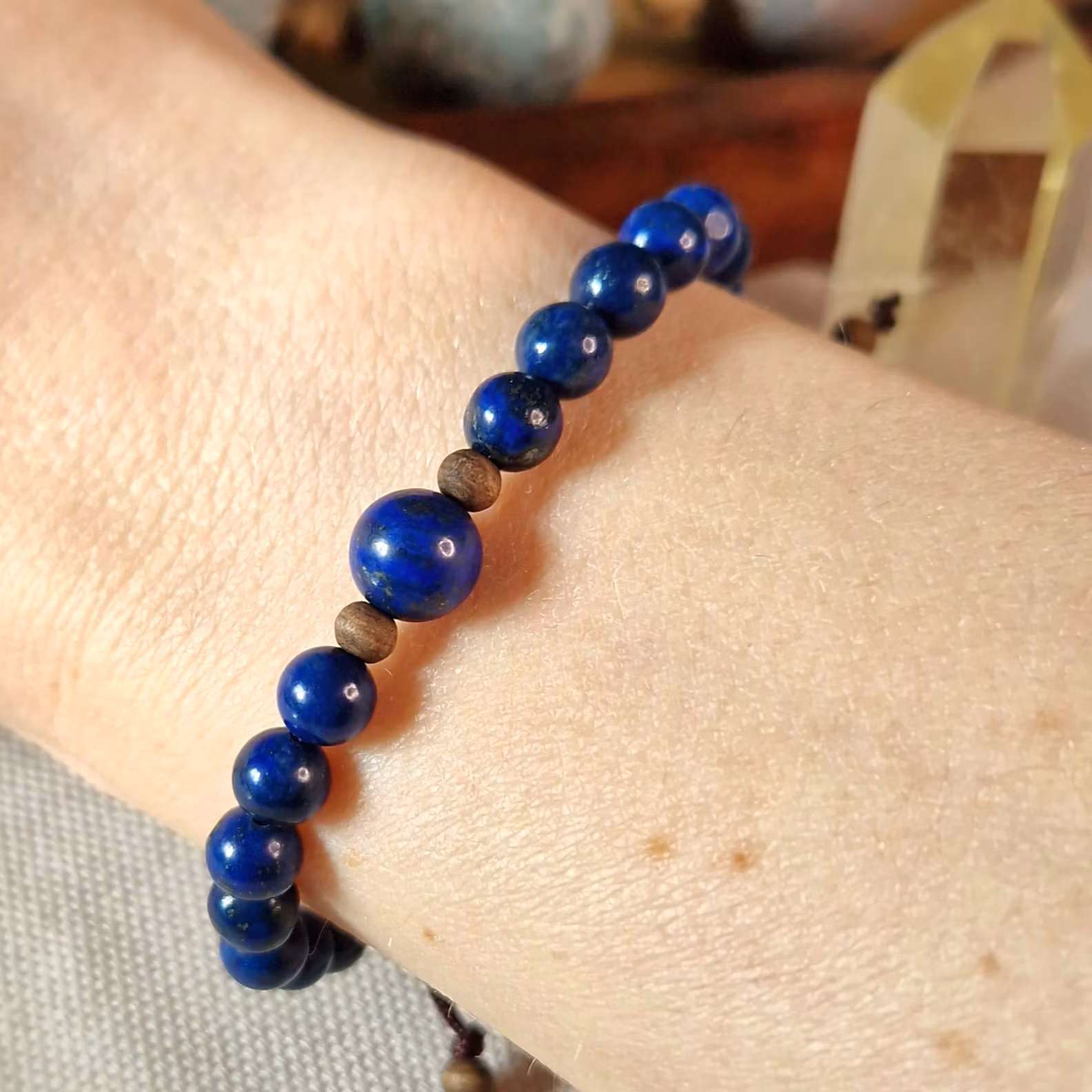 Armband med Lapis Lazuli och träpärlor i makrame, Onesize XS-L