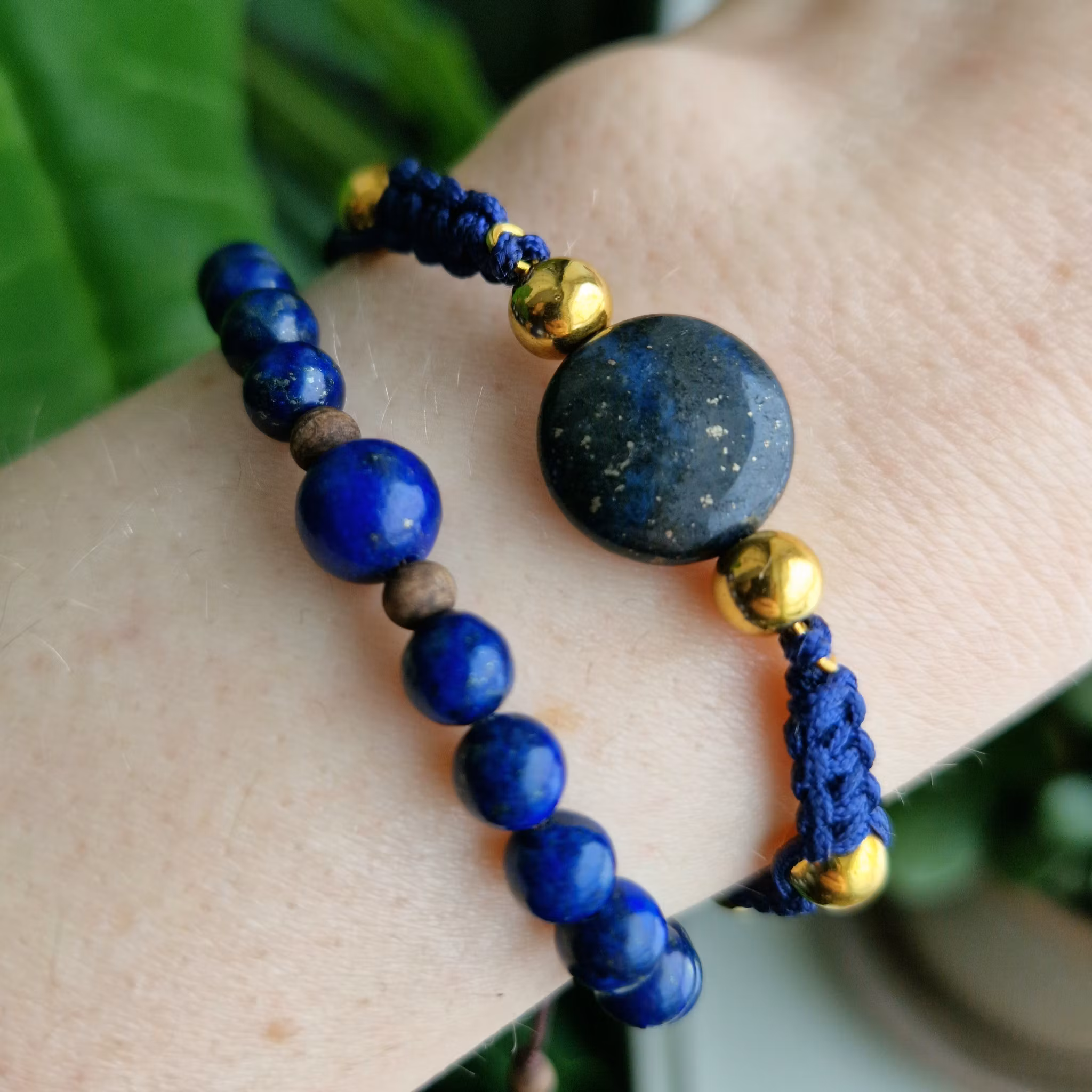 Armband med Lapis Lazuli och träpärlor i makrame, Onesize XS-L