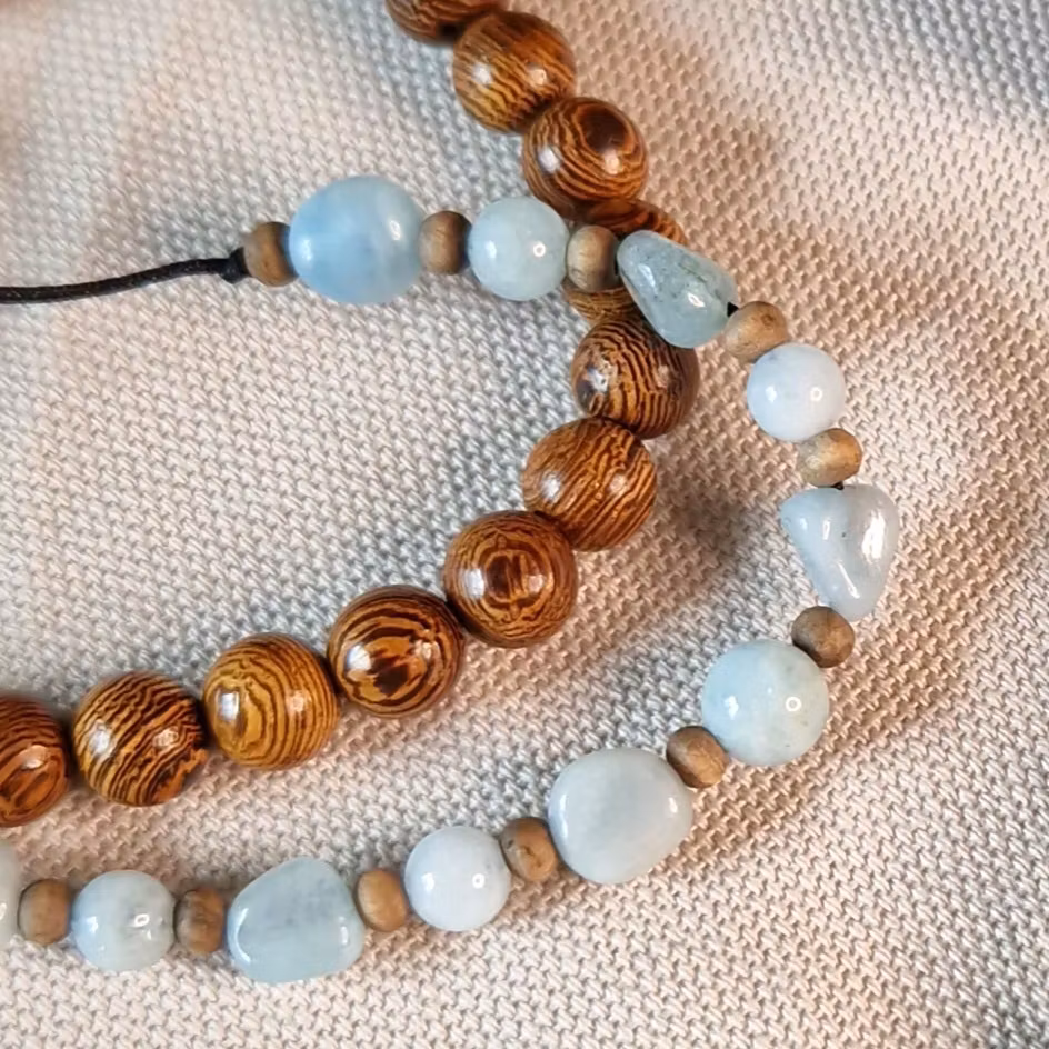 Armband med Akvamarin och träpärlor i makrame, Onesize XS-L