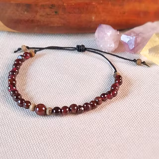 Armband med Granat och träpärlor i makrame, Onesize XS-L