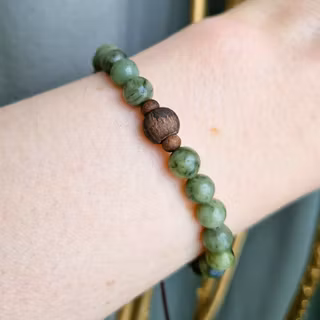 Armband med Serpentin och träkulor i makrame stl S/M