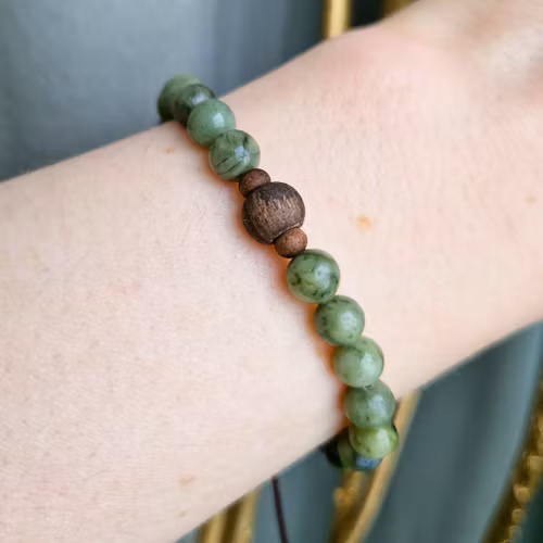 Armband med Serpentin och träkulor i makrame stl S/M