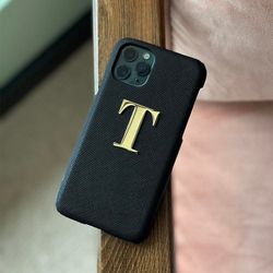 Black met metalen letter