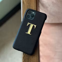 Black met metalen letter