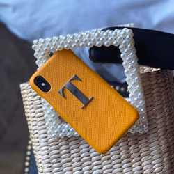 Yellow met metalen letter