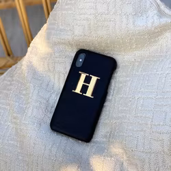 Black smooth met metalen letter