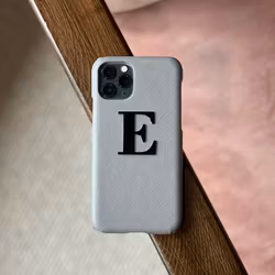 Grey met metalen letter