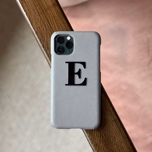 Grey met metalen letter