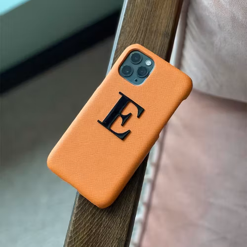 Oranje met metalen letter