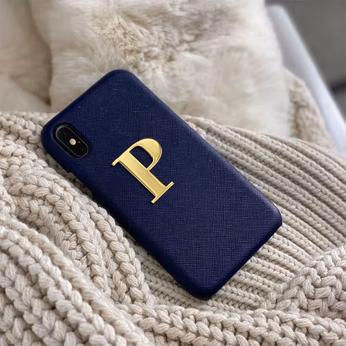 Navy met metalen letter