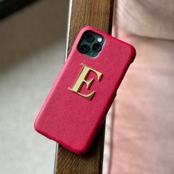 Red met metalen letter