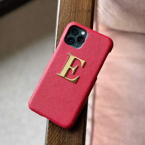 Red met metalen letter
