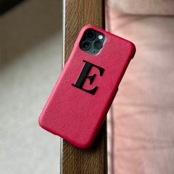 Red met metalen letter