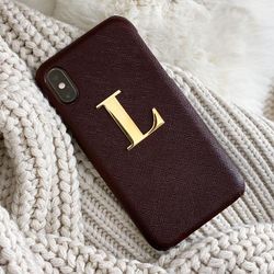 Brown met metalen letter