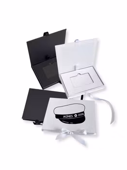 Presentkortslåda, Studentmössa med namntryck