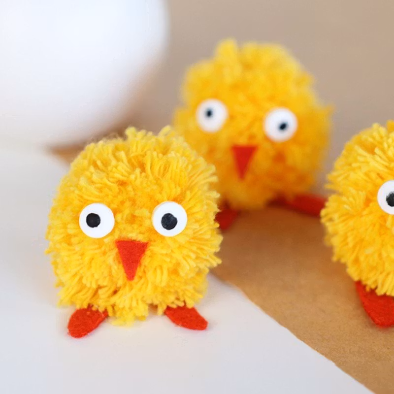 Påskkycklingar av pompom-bollar