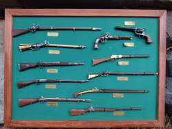 Fräck tavla med miniatyrvapen