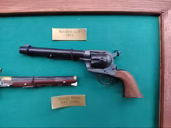 Fräck tavla med miniatyrvapen