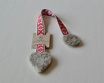 Bokmärke rött band
