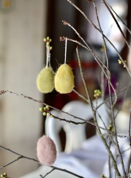 Tovade ägg till påskriset, olika färger