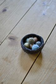 Liten ullskål med ullbollar