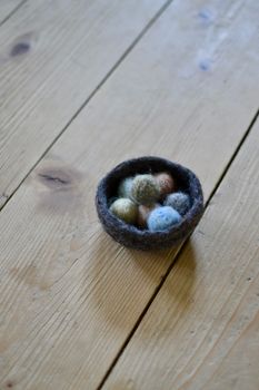 Liten ullskål med ullbollar