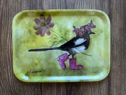 Hej lilla skata med blomsterkrans.