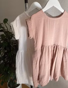 Rosa klänning i muslin med korta ärm