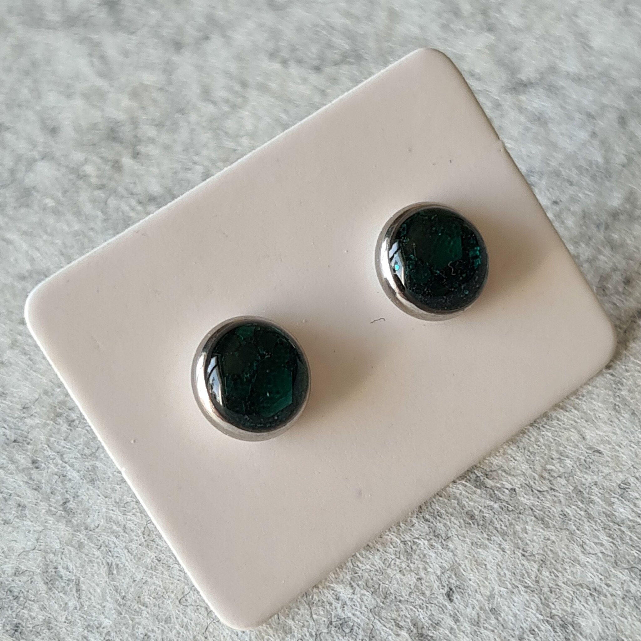 Örhänge MINI - mörk grön (8mm)