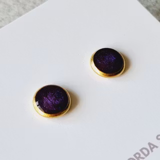 Örhänge guld - mörk lila (10 mm)