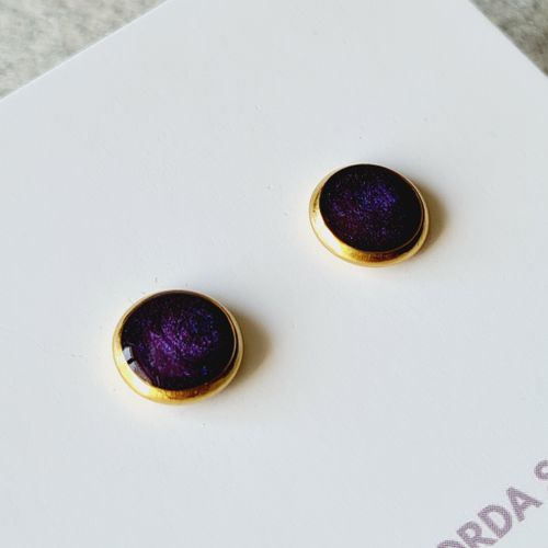 Örhänge guld - mörk lila (10 mm)