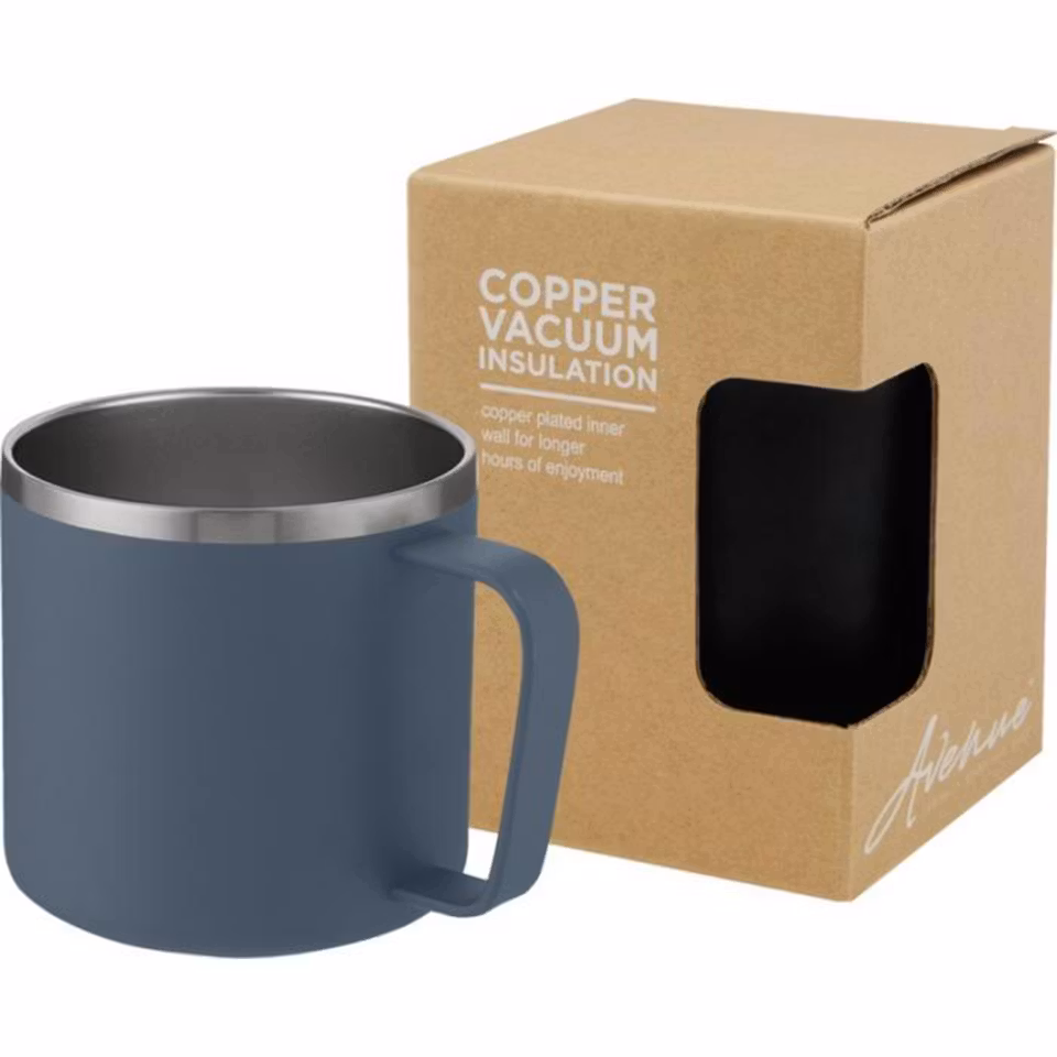 Vakumisolerad mugg i nordisk utomhusdesign i färgen isblå.