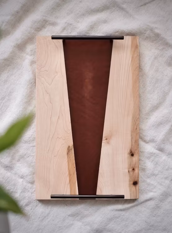 Serveringsbricka av lönn och epoxy SÅLD