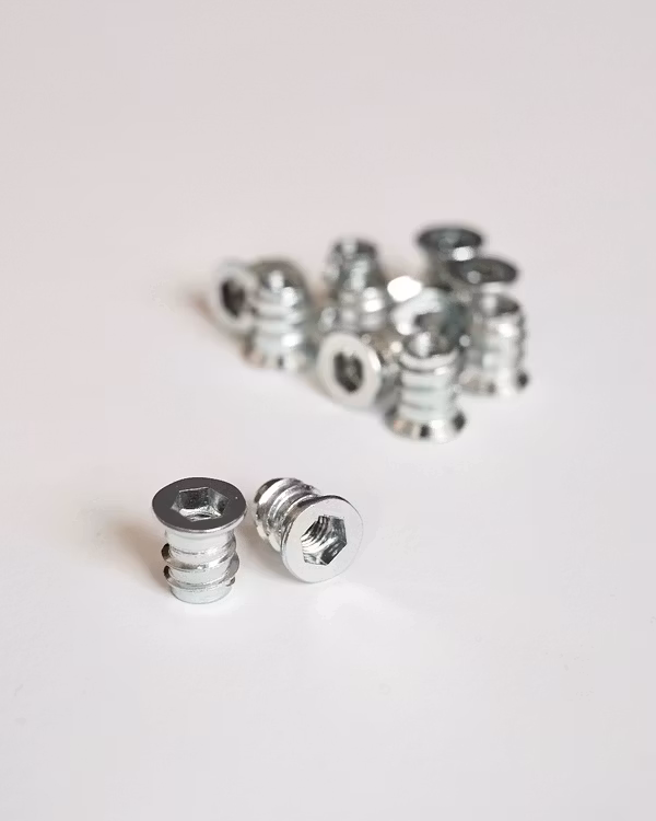 20 st rampamuff (insexfattning) + möbelskruv 20 mm