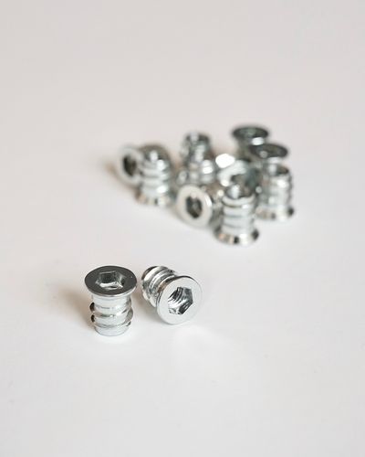 20 st rampamuff (insexfattning) + möbelskruv 20 mm