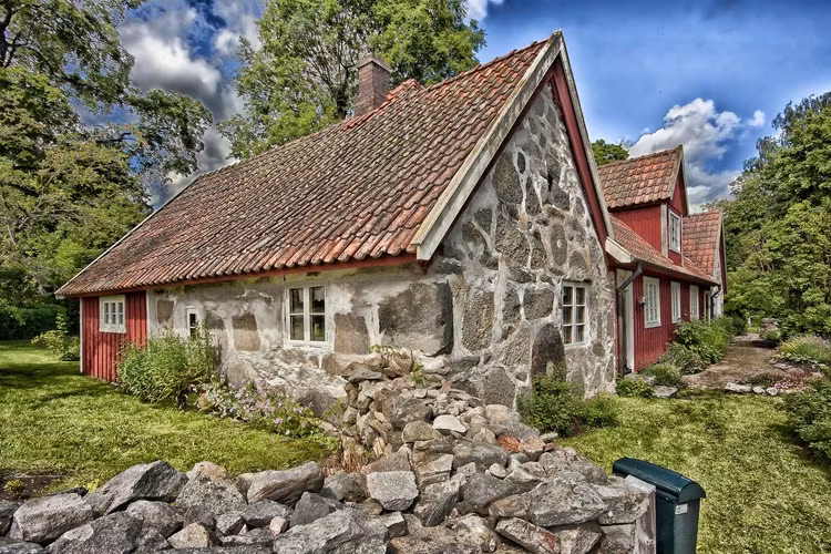 En gammal byggnad i sten illustrerar strandskyddsdispens för ändrad användning.