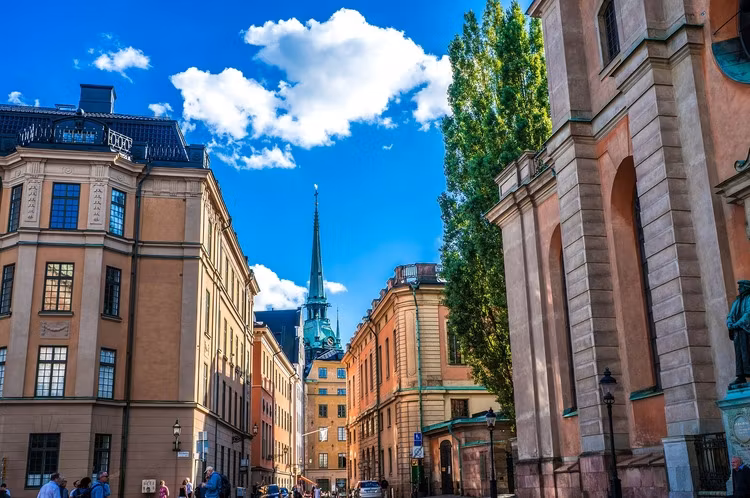 Byggnader i Stockholm med kyrka i mitten visar på en situation som liten avvikelse från detaljplanen.