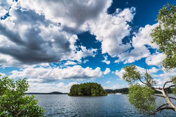 Utsikt mot sjön och en ö motsvarar en situation då du vill överklaga grannens bygglov.
