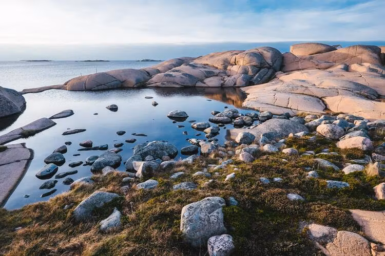 Stenig strand vid havet illustrerar organisationers talerätt enligt miljöbalken.