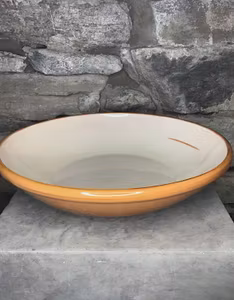 Handgjord fat 33 cm. Cremefärgad med bruna detaljer.