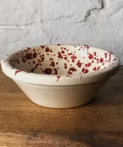 Handgjord skål 15 cm. Spruzzi. Mörkröd.