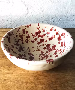 Handgjord skål 13 cm. Spruzzi. Mörkröd.